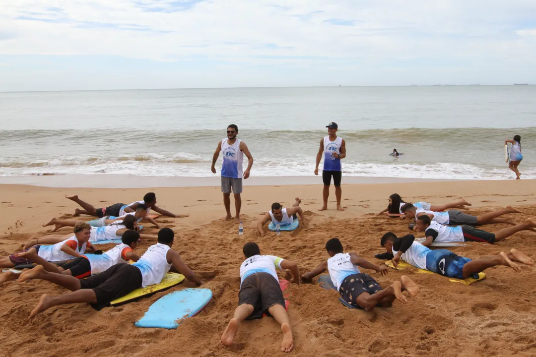 Imagem ilustrativa da imagem Crianças aprendem noções de bodyboarding em aulão social na Serra