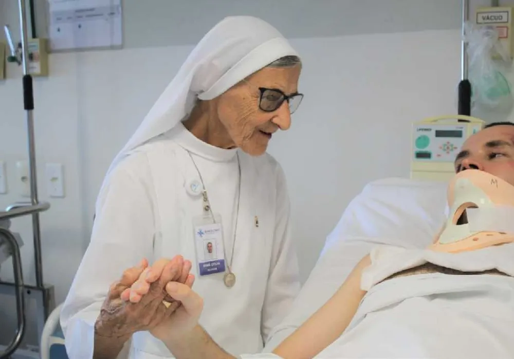 Imagem ilustrativa da imagem Aos 89 anos, freira caminha 6 km todos os dias para visitar doentes no ES