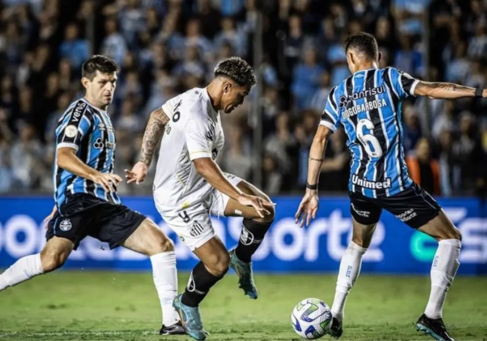 Imagem ilustrativa da imagem Santos tem Soteldo expulso e perde para o Grêmio na estreia do Brasileiro