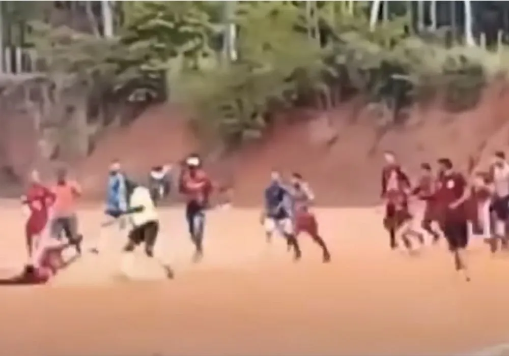 Imagem ilustrativa da imagem VÍDEO | Jogador é esfaqueado por árbitro durante jogo em Minas Gerais