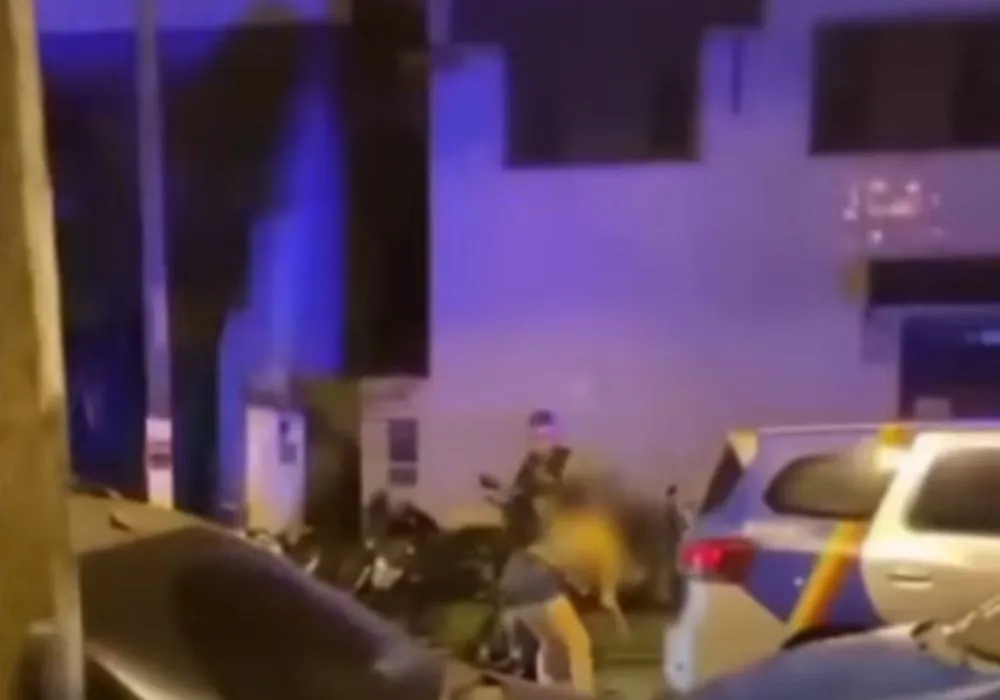 Imagem ilustrativa da imagem Governo de PE afasta dois policiais filmados agredindo mulher