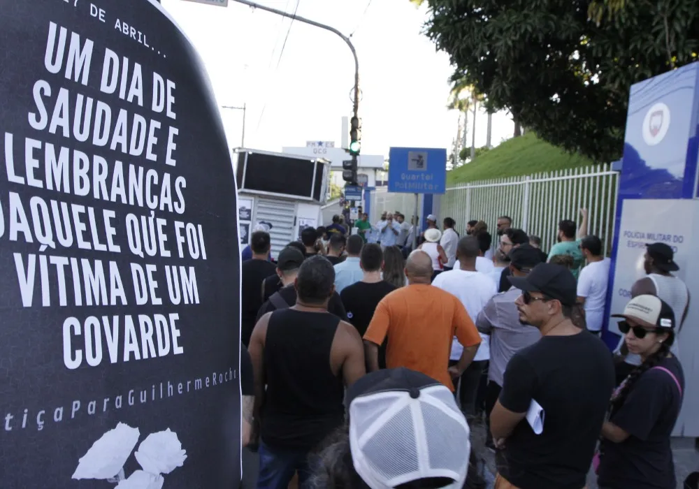 Imagem ilustrativa da imagem Amigos protestam e exigem expulsão de policial