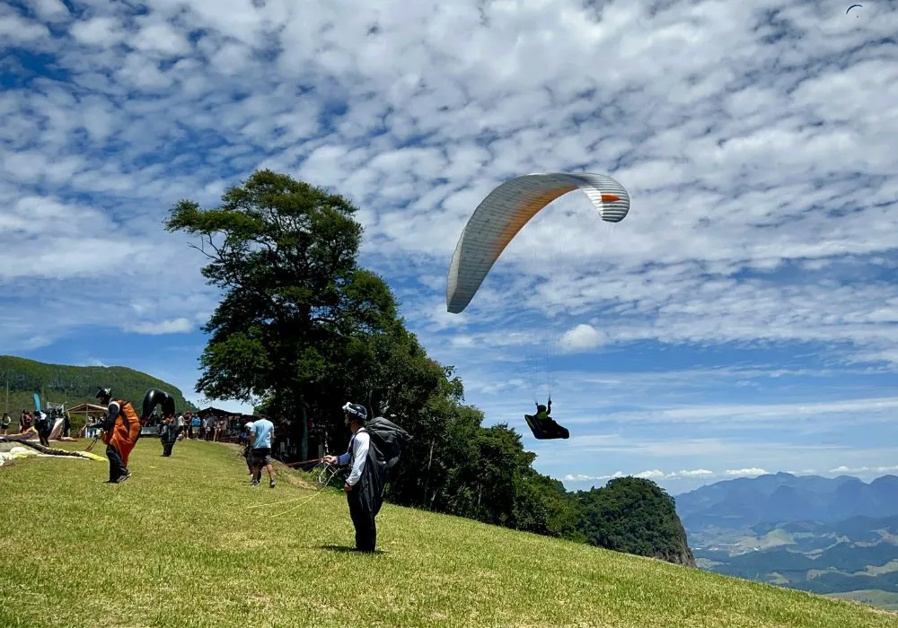 Imagem ilustrativa da imagem Roteiros de fé e voo livre atraem milhares de turistas em Castelo