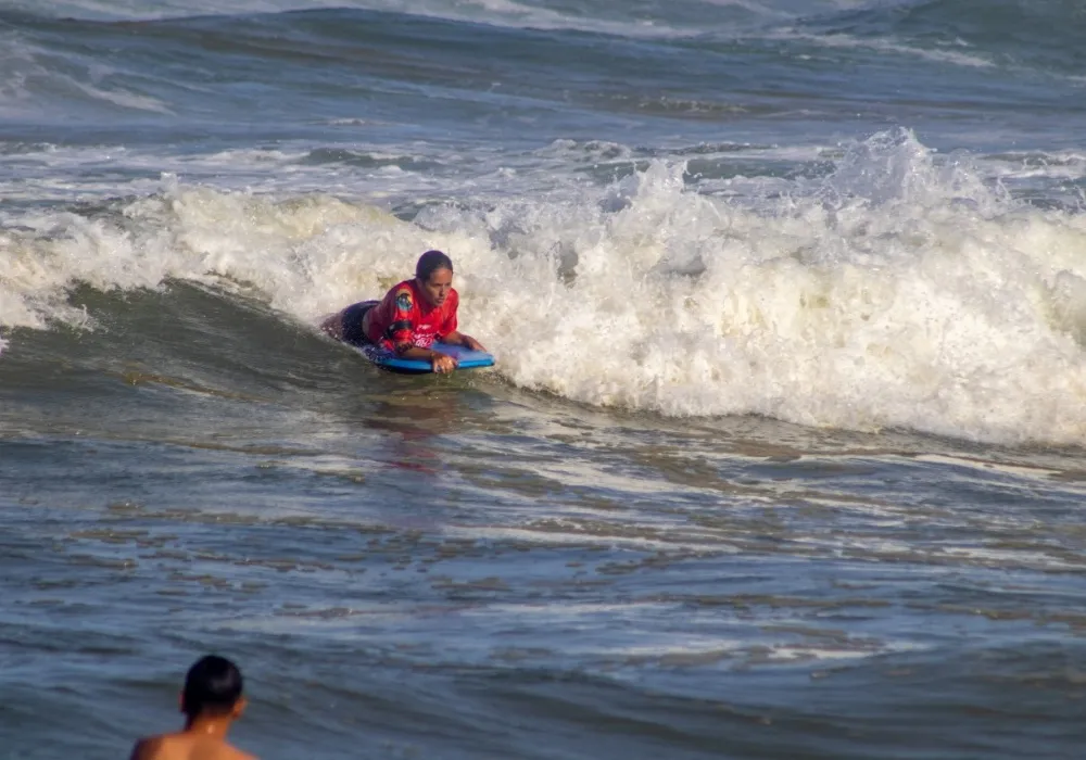 Imagem ilustrativa da imagem Inclusão nas ondas de Jacaraípe no circuito mundial feminino de bodyboarding