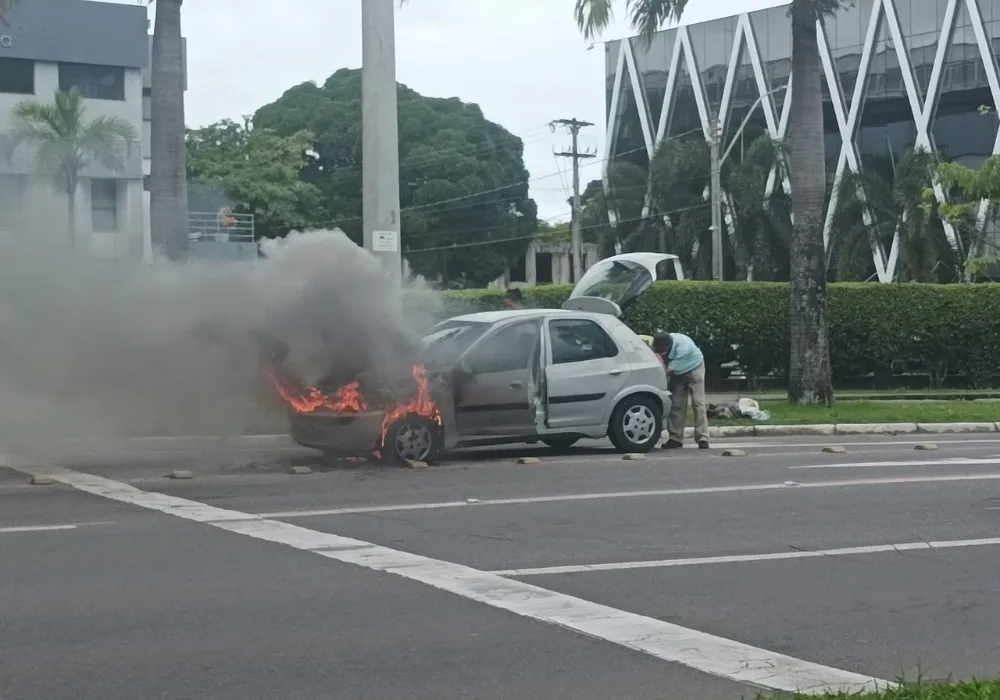 Imagem ilustrativa da imagem FOTO | Carro pega fogo próximo a shopping de Vitória