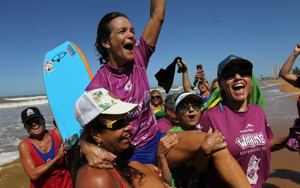 Imagem ilustrativa da imagem Veterana é bicampeã mundial de bodyboarding no ES