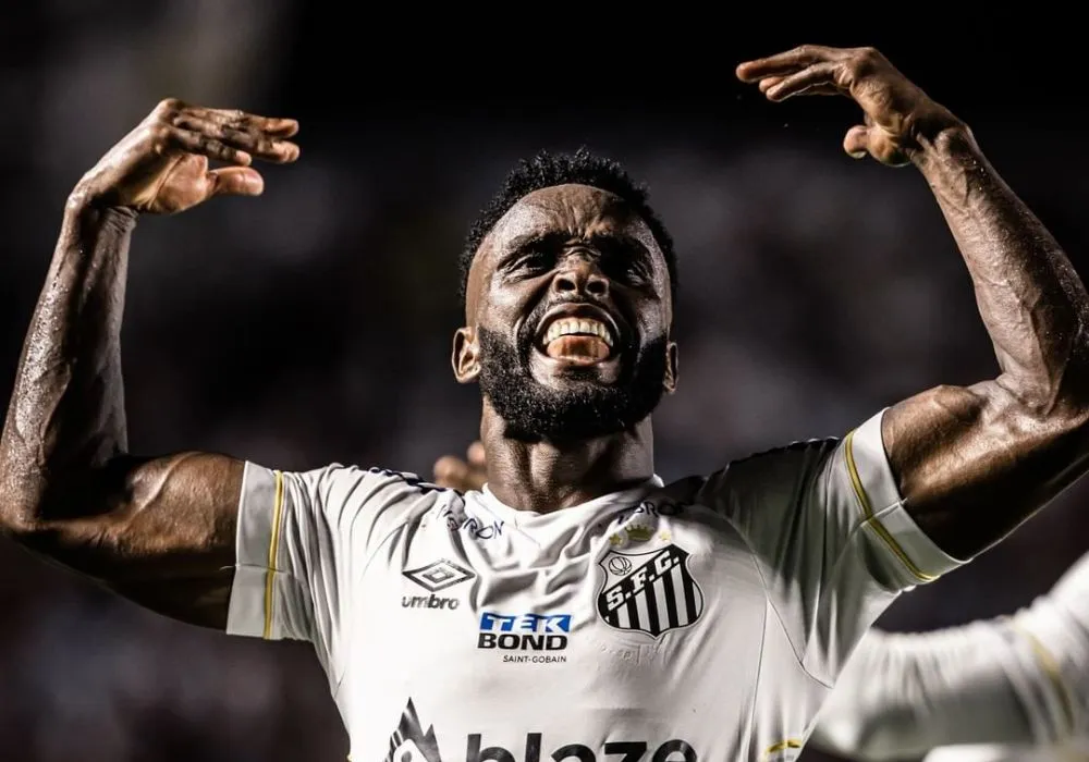 Imagem ilustrativa da imagem Santos vira sobre o América-MG em jogo de 5 gols e vence a 1ª no Brasileiro