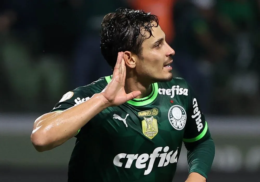 Imagem ilustrativa da imagem Palmeiras domina, leva aperto no fim, mas vence o Corinthians em casa