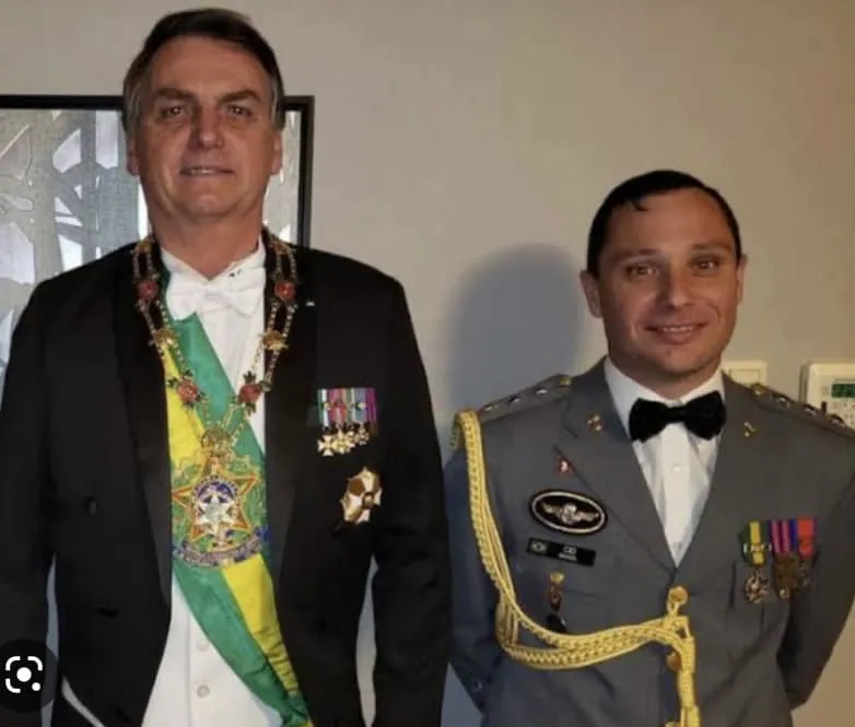 Imagem ilustrativa da imagem Polícia Federal prende ex-ajudante de ordens de Bolsonaro