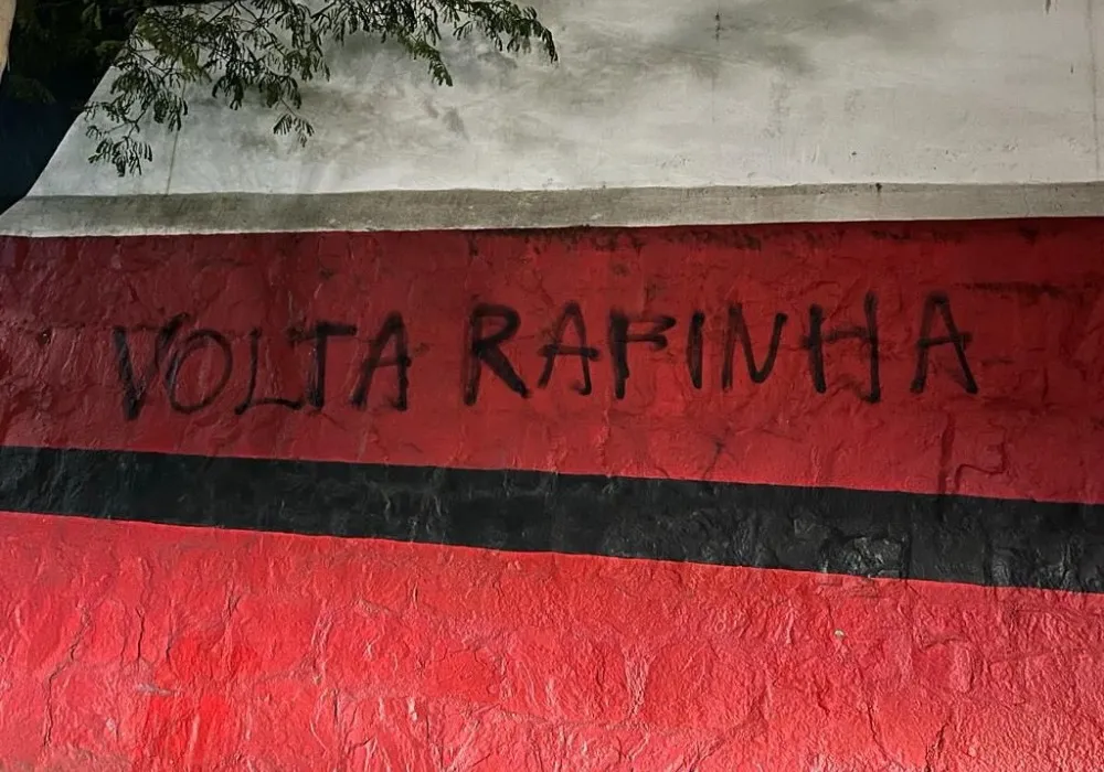 Imagem ilustrativa da imagem Muros da Gávea são pichados com pedido de volta de Rafinha ao Flamengo