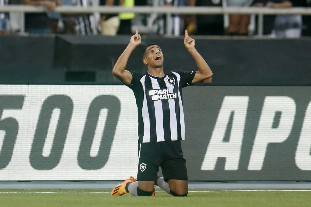 Imagem ilustrativa da imagem Botafogo vence Atlético-MG e mantém 100% no Brasileiro