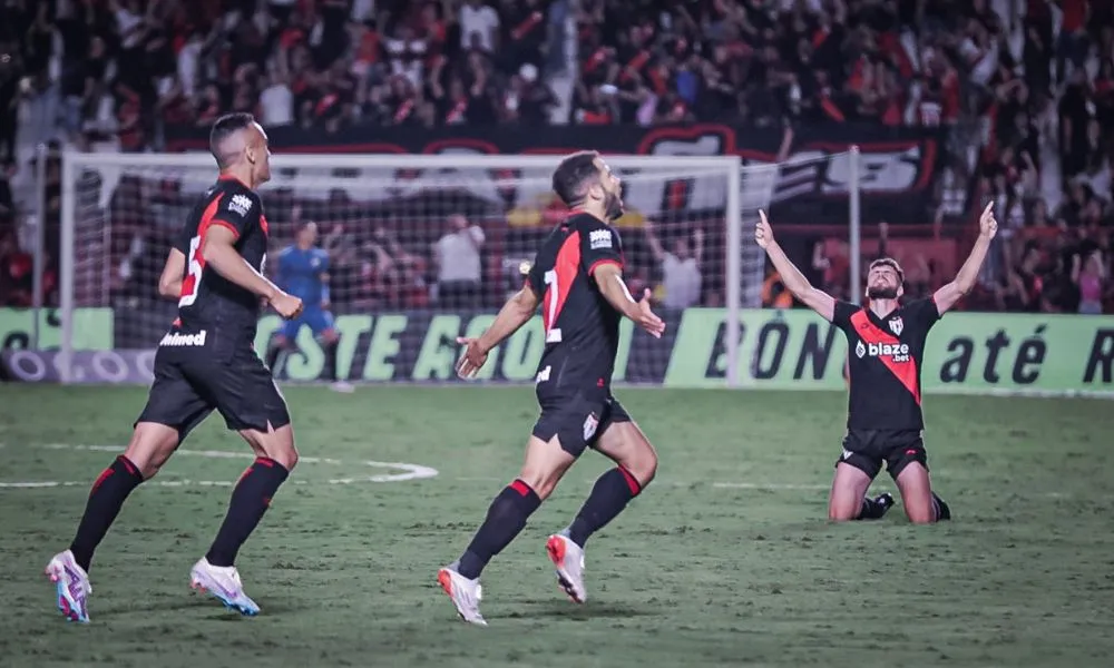 Imagem ilustrativa da imagem Com um a menos, Atlético-GO vence o Londrina e entra no G-4 da Série B