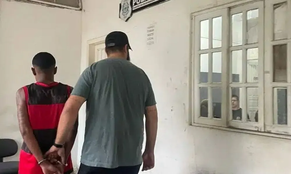 Imagem ilustrativa da imagem Jovem oferece drogas para policiais e vai preso no Sul do ES