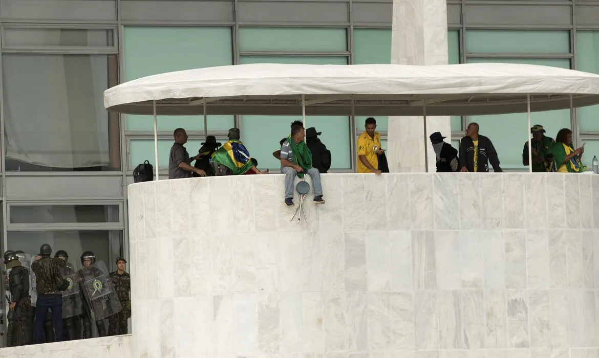 Imagem ilustrativa da imagem Moraes manda periciar imagens de 8 de janeiro captadas pelo GSI