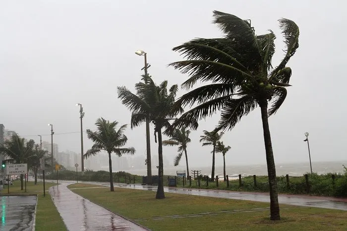 Imagem ilustrativa da imagem Alerta de tempestades e ventos fortes para 32 municípios do ES. Veja lista