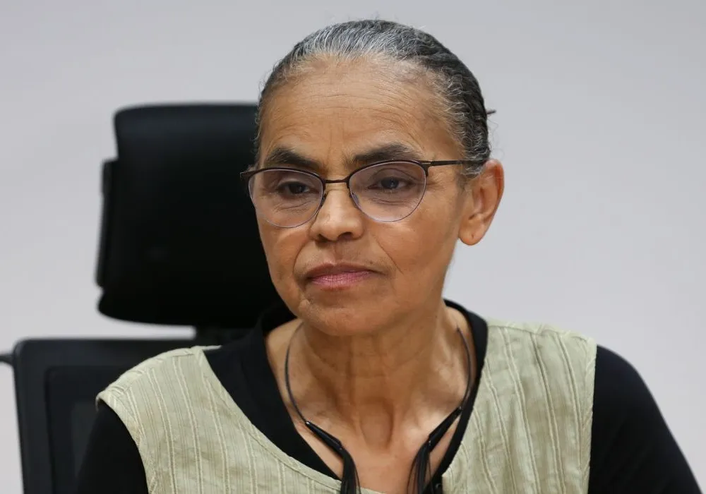 Imagem ilustrativa da imagem Marina Silva recebe alta após internação por covid e deixa hospital em São Paulo