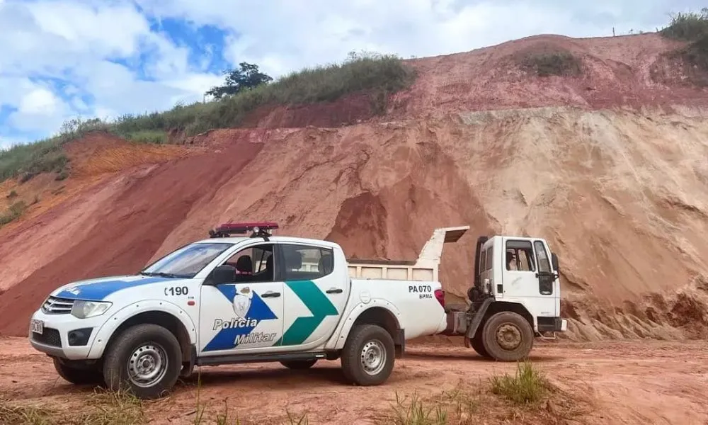 Imagem ilustrativa da imagem Polícia flagra extração irregular de argila na Região do Caparaó