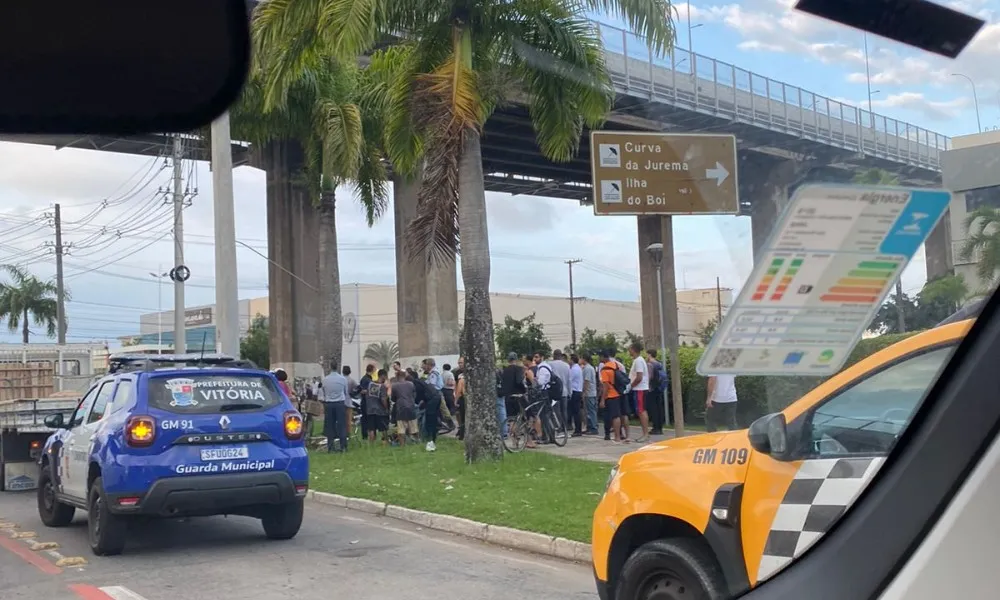 Imagem ilustrativa da imagem Policial militar é ferido após reagir a assalto na Enseada do Suá