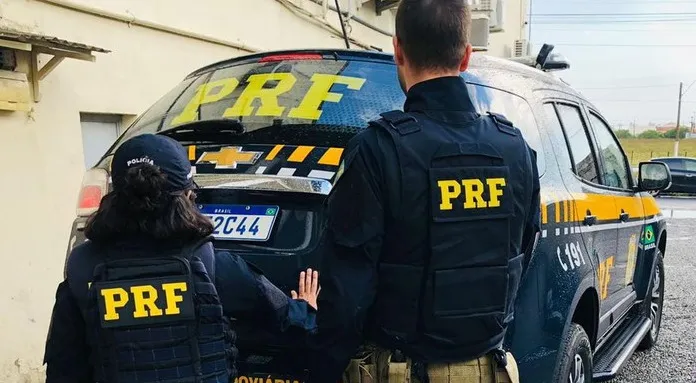 Imagem ilustrativa da imagem Homem fura blitz da PRF, tenta atropelar policiais e é preso no ES