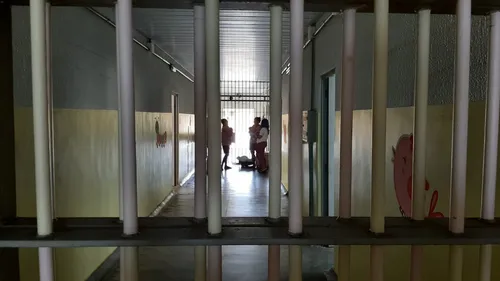 
          Imagem ilustrativa da imagem As histórias de quem vive a maternidade por trás das grades
          