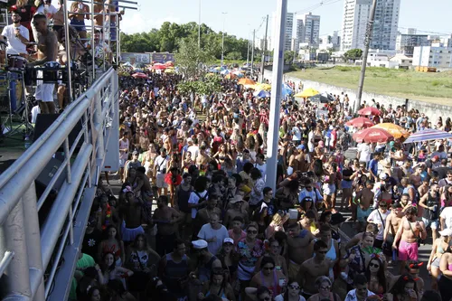 
          Imagem ilustrativa da imagem Bloco Kustelão faz 20 anos e arrasta multidão em Jardim Camburi
          