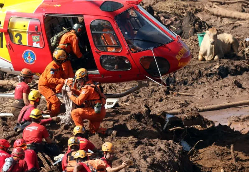 Trabalhos das equipes de resgate a procura de vítimas nas áreas   cobertas de lama após o rompimento da   barragem em 2019