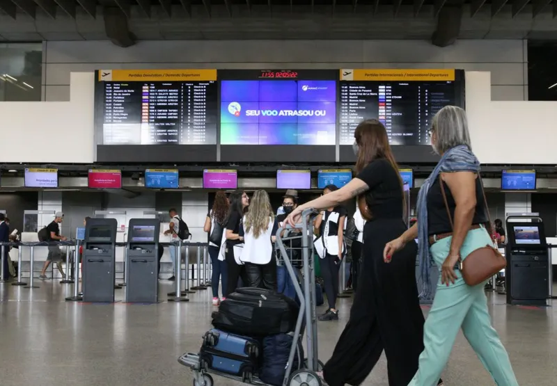 Uso de máscara em avião e aeroporto deixa de ser obrigatório no País