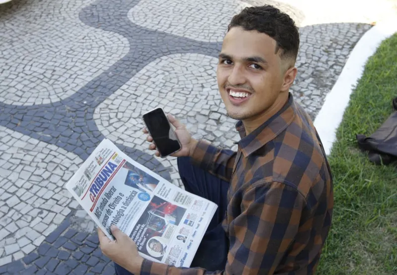 Foi com o apoio dos avós que o  universitário Gabriel Silveira Santa Clara, 22, tomou gosto pela leitura do jornal A Tribuna, ainda na  infância.