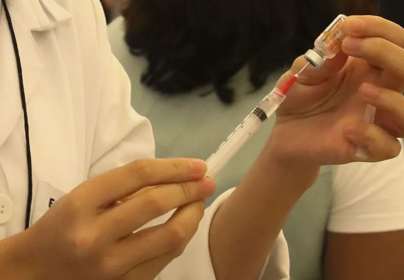 O objetivo do Ministério da Saúde é aplicar o imunizante em grupos que correm maior risco de desenvolver quadros graves da doença.