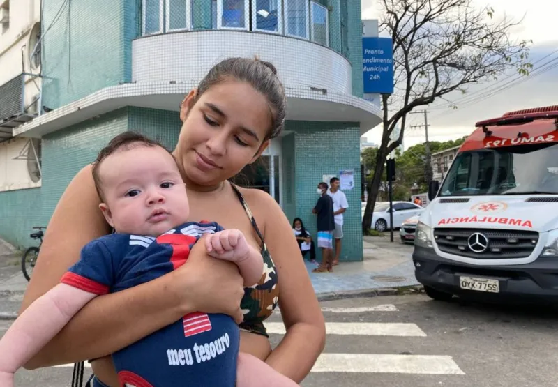 A dona de casa Raíssa Fernandes da Silva, 17, é mãe de Ravy Rodriguês da Silva, de 2 meses, e precisou procurar atendimento médico na Unidade de Pronto Atendimento da Enseada do Suá, em Vitória