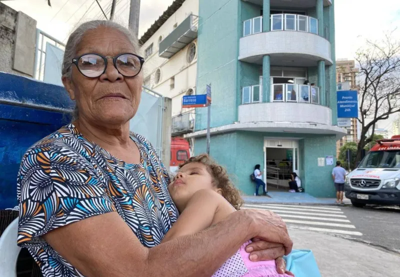 A aposentada Vera Lúcia Teixeira, de 67 anos, levou a neta Elda Ribeiro, de  3 anos, ao Pronto Atendimento da Enseada do Suá, em Vitória