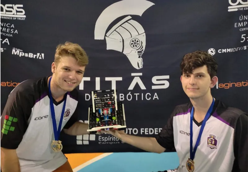 Joel Hanerth, 18, e  Gabriel Macedo,  17,   criaram 
robô e sua programação. Eles foram destaque nacional