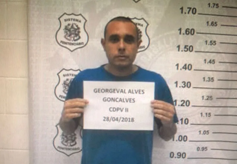 Foto mostra Georgeval após dar entrada no presídio em Viana
