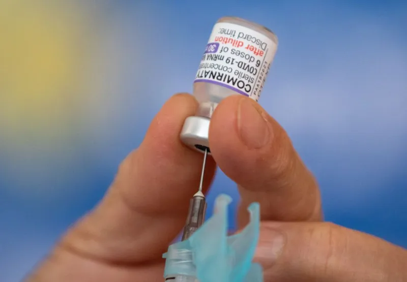 Vacina bivalente começa a ser aplicada em pessoas com comorbidades
