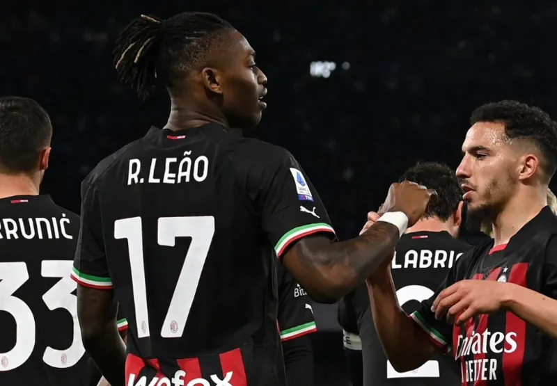 Time do Milan comemora a vitória contra o líder do campeonato