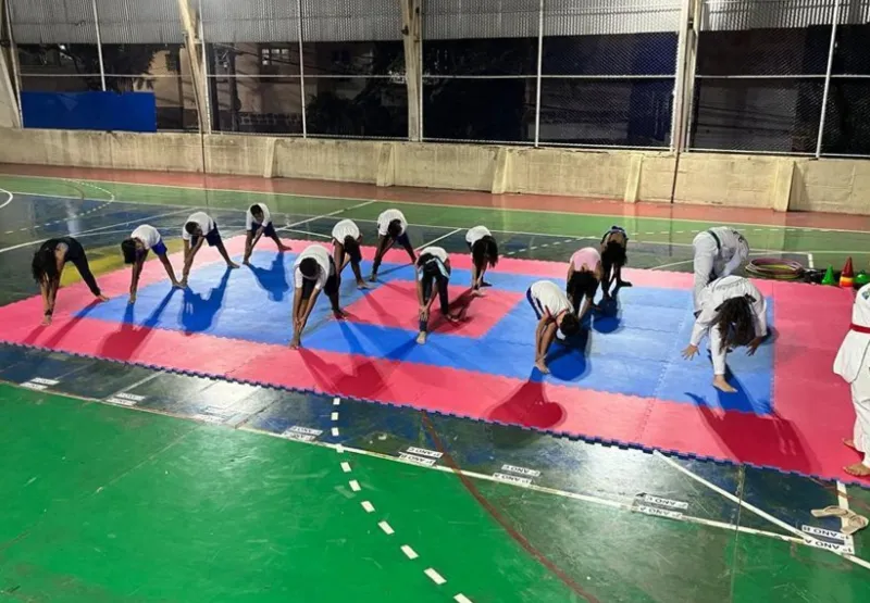 Aulas gratuitas do projeto social Taekwondo Solidário acontecendo em uma escola da Grande Maruípe