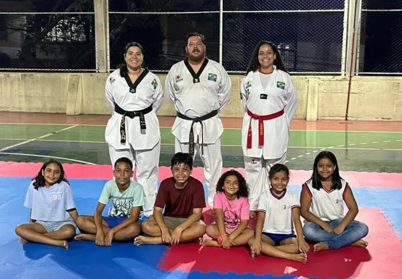 Crianças e adolescentes que participam do projeto Taekwondo Solidário