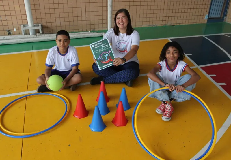 Professora Fernanda Silva ao lado dos alunos Bernardo Viana e Maria Luiza Salles: projeto para vivenciar
e criar novos jogos em Vitória