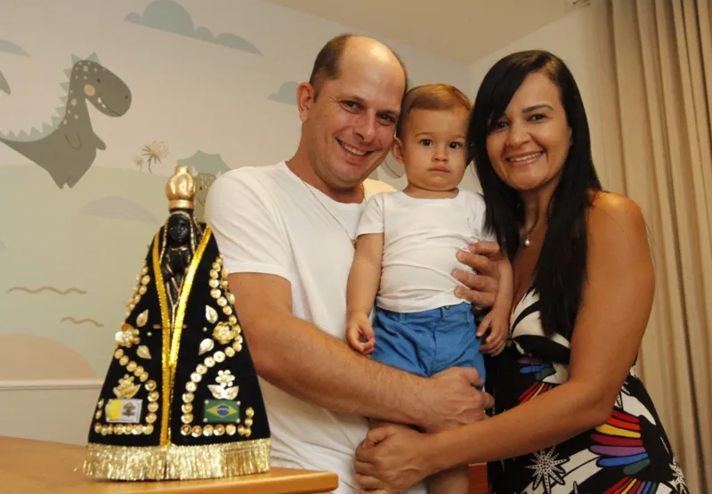 A fisioterapeuta Luciana Coelho Oliveira, 42 anos, e o marido, o empresário, Valto Vargas Bedin Júnior, 43 anos, com seu filho João Lucas, de 1 ano.