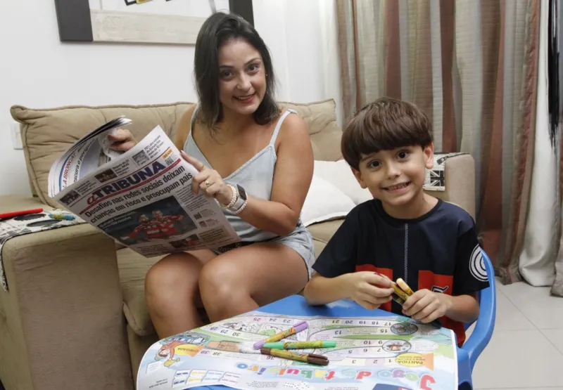 Larissa Perdigão Poloni e o filho, Bernardo, de 6 anos, estão animados com a novidade do jornal