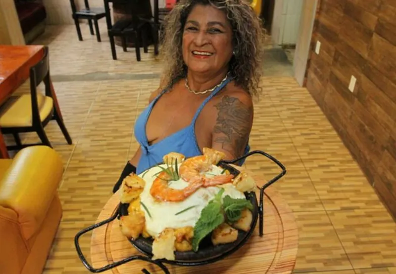 Marisdete Tiago Santos, a Detinha, de 65 anos, fundadora do Detinha's Bar