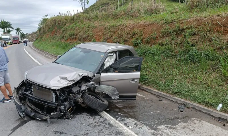 Imagem ilustrativa da imagem Acidente envolvendo cinco carros causa interdição total na BR-101