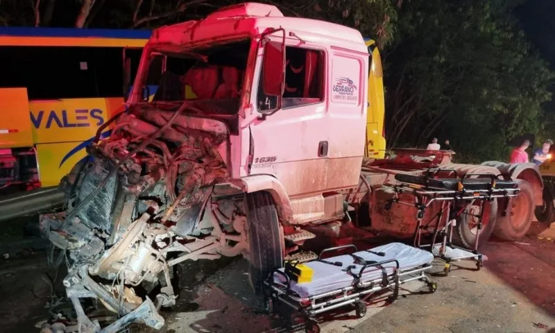 Imagem ilustrativa da imagem Acidente envolvendo ônibus deixa um morto e interdita faixa da BR-101 na Serra