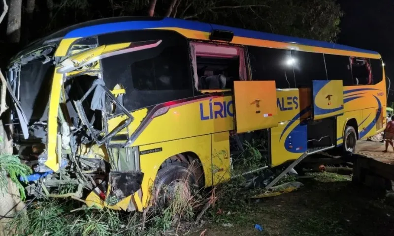 Imagem ilustrativa da imagem Acidente envolvendo ônibus deixa um morto e interdita faixa da BR-101 na Serra