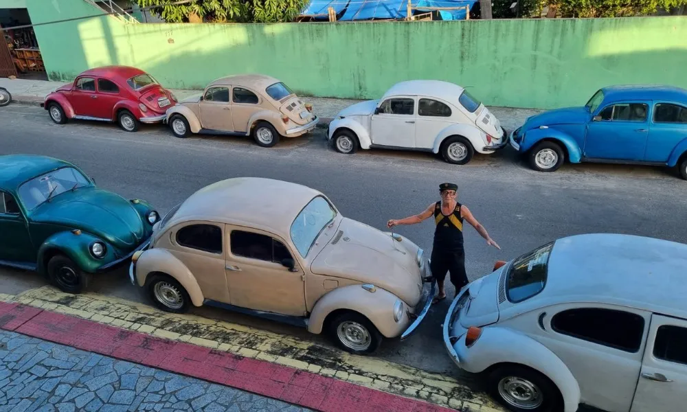 Imagem ilustrativa da imagem Apaixonado por carros, morador de Guarapari exibe seu amor pelos 20 Fuscas