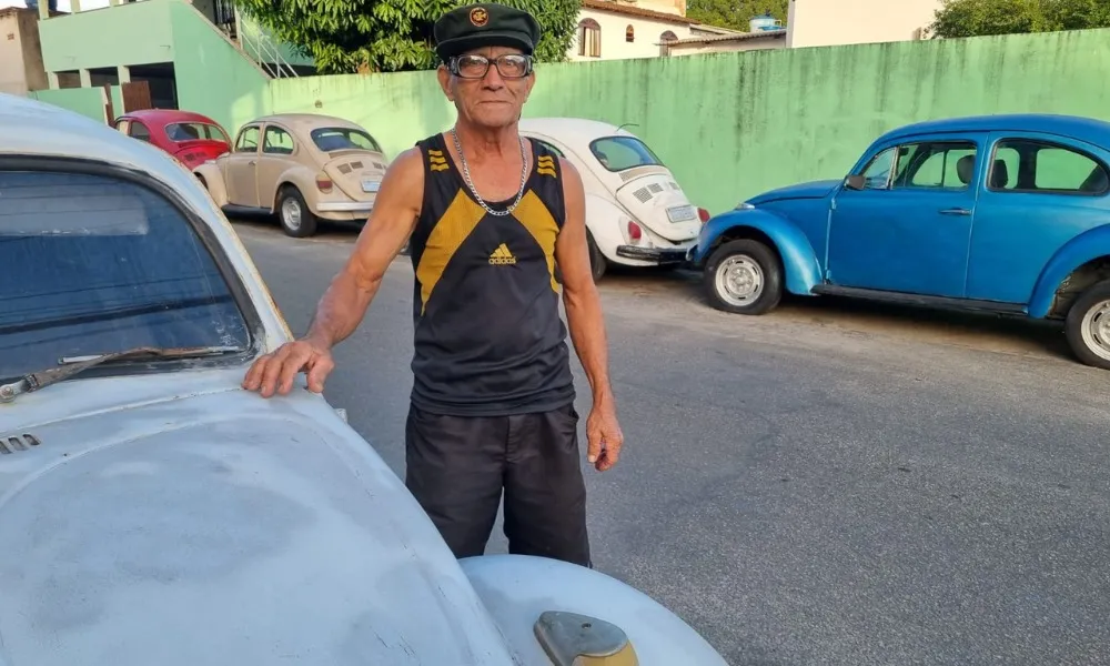 Imagem ilustrativa da imagem Apaixonado por carros, morador de Guarapari exibe seu amor pelos 20 Fuscas