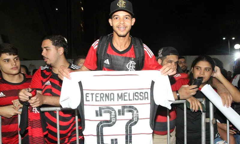 Imagem ilustrativa da imagem Apoio e pressão: Flamengo desembarca em Vitória e é recebido por torcedores