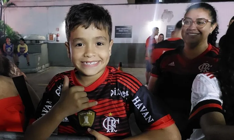 Imagem ilustrativa da imagem Apoio e pressão: Flamengo desembarca em Vitória e é recebido por torcedores