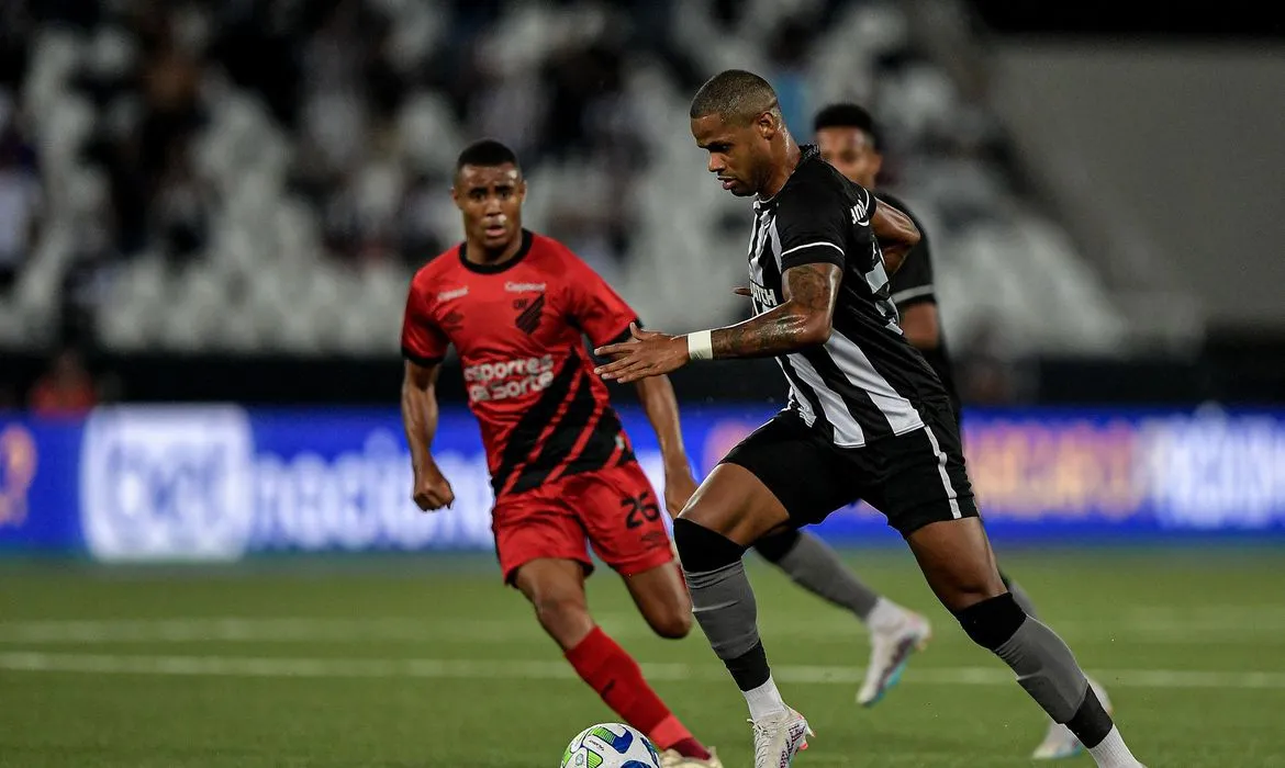 Imagem ilustrativa da imagem Athletico-PR recebe Botafogo, líder do Brasileirão, em jogo neste sábado