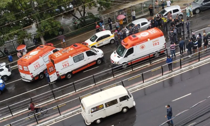 Imagem ilustrativa da imagem Avenida Leitão da Silva é interditada após perseguição e tiroteio